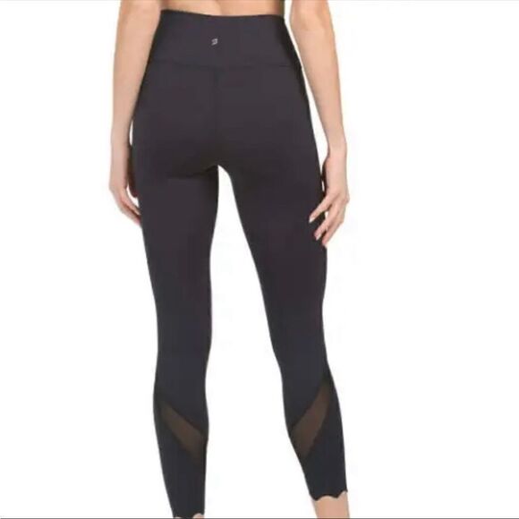 NWT Peloton Move Mission Scallop Hem Legging Black size S - Picture 2 of 10